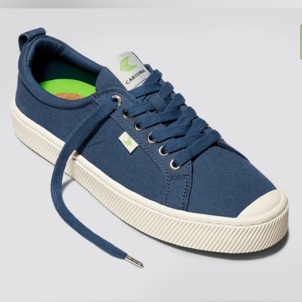 Cariuma Navy Blue Canvas Low-Top Sneakers with White Sole